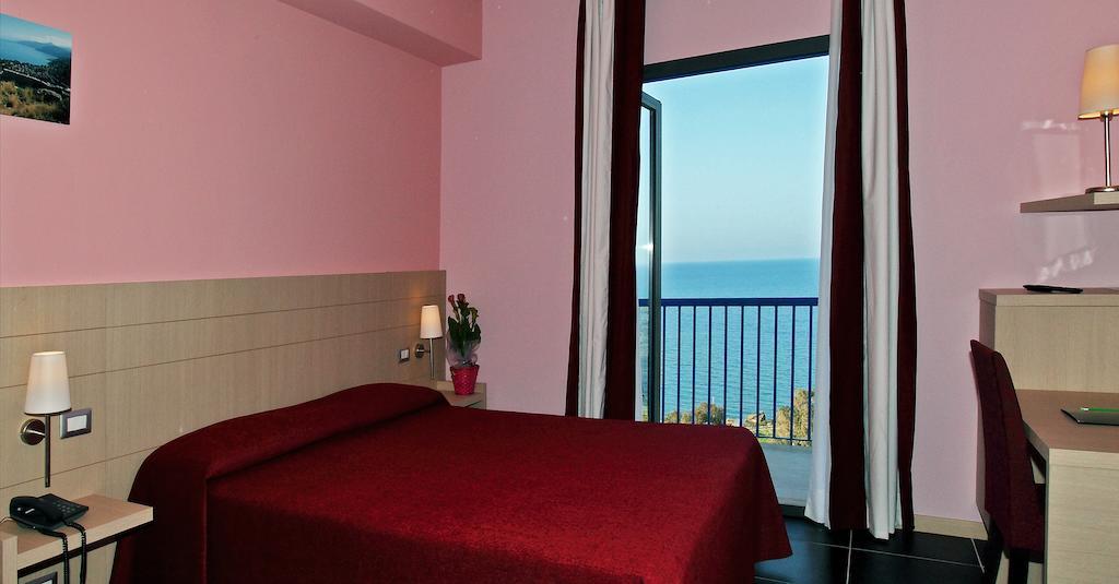 Tus'Hotel Castel di Tusa Ruang foto