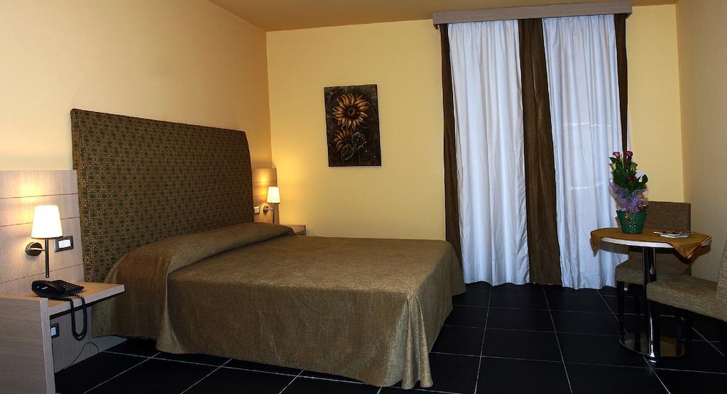 Tus'Hotel Castel di Tusa Ruang foto